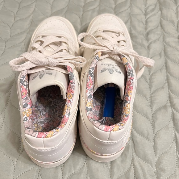 Converse Sneakers with Floral Details - Picture 4 of 8